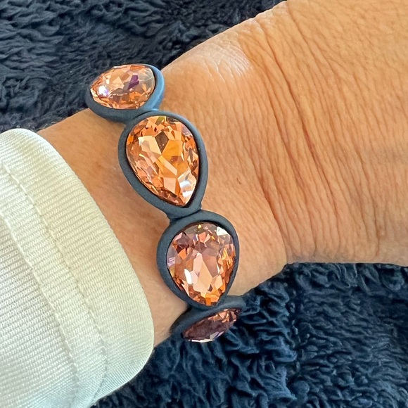 🌟NEW🌟 Beautiful slate gray bracelet with pink large stones! - Picture 4 of 7